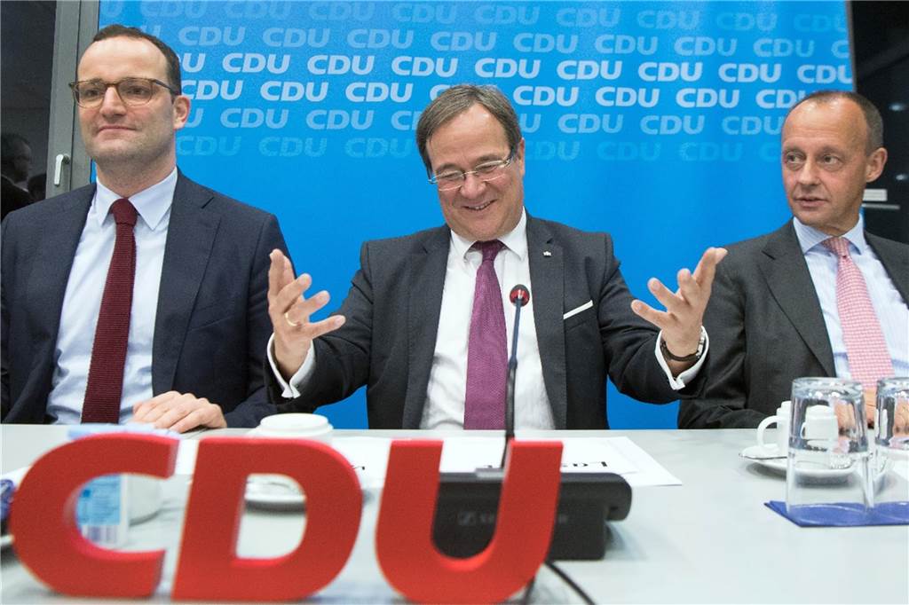 Auch Jens Spahn taucht im Archiv der Presseagentur auf. Im Bild mit Armin Laschet und Friedrich Merz vor Beginn der CDU-Landesvorstandssitzung am Präsidiumstisch 2018.