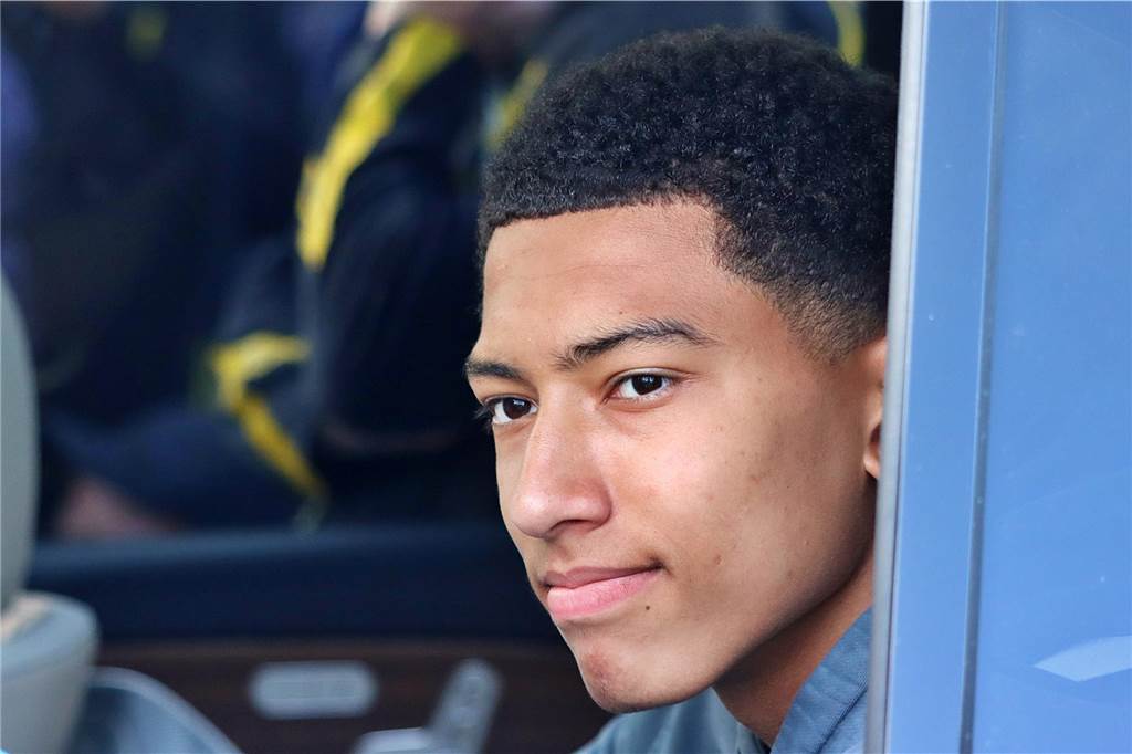 Die letzten Bellingham-Selfies als BVB-Spieler? Ryerson überrascht mit Oldtimer Jobe Bellingham sitzt auf dem Rücksitz eines Autos.
