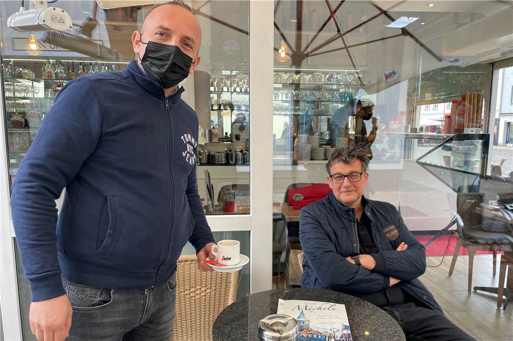 Außengastronomie in Dorsten geöffnet: „Endlich etwas Normalität“ Auch Josef Brüninghoff genoss seinen Kaffee und den Plausch mit Sam Osmani vom Eiscafé Michele.