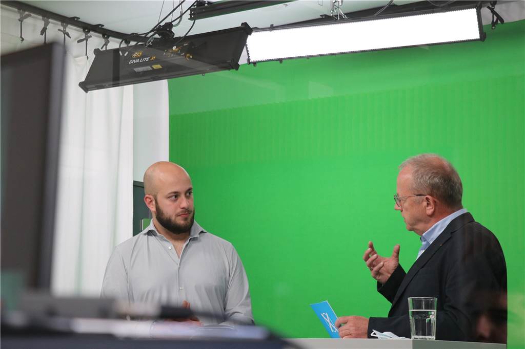 Jules El-Khatib (Linke): Gegen Schulnoten und für Energie-Importe aus Russland Jules El-Khatib (Die Linke) und Redakteur Ulrich Breulmann im Video-Studio von Lensing Media.