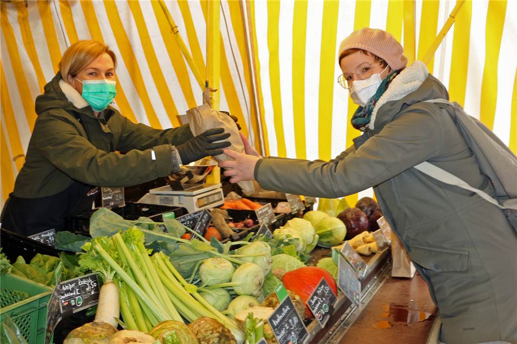 Nun ging es schnell: Wochenmarkt hat jetzt einen Spezialisten in Sachen Bio Auch Julia Korthoff (r.) aus Ahaus hat etwas im Angebot von Heike Demes gefunden. Sie schätzt es vor allem, dass das Sortiment nicht so überflutet ist.