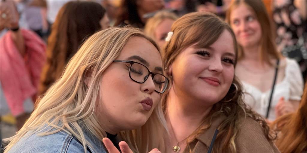 Auch junge Leute kamen zur Schlagerparty mit Olaf Henning. Nadine (.) erwies sich als großer Fan und schaffte es, dass der Schlagersänger sogar ein Stück präsentierte, das gar nicht im Programm vorgesehen war. Dennoch: Wirklich voll war es nicht - anders als bei den ehemaligen Jugend-Partys am Freitag.