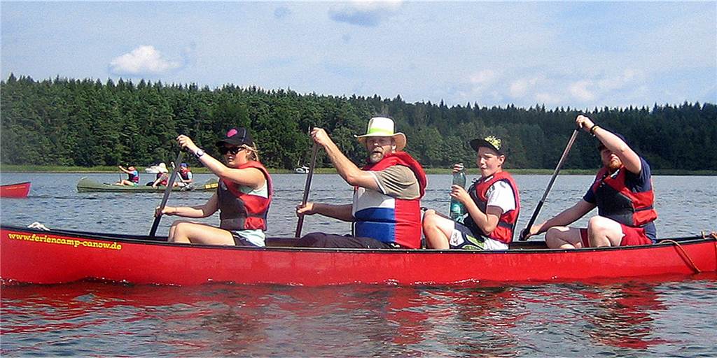 Ohne neue Mitarbeiter geht das beliebte Ferien-Camp Canow baden Auch Kanus gehören zur Ausstattung des idyllisch gelegenen Camp Canows, in dem schon tausende Gäste ihre Ferien verlebt haben - hier ein Foto von einer früheren Freizeit. Wenn sich keine Campleiter finden, ist damit jedoch spätestens 2024 Schluss.