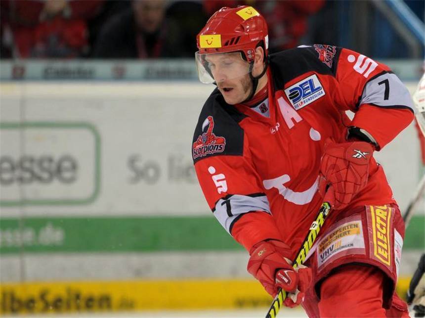 Vor Match fünf: Psychospiele in den DEL-Playoffs Auch Kapitän Sascha Goc bricht das Schweigen von Hannover nicht.