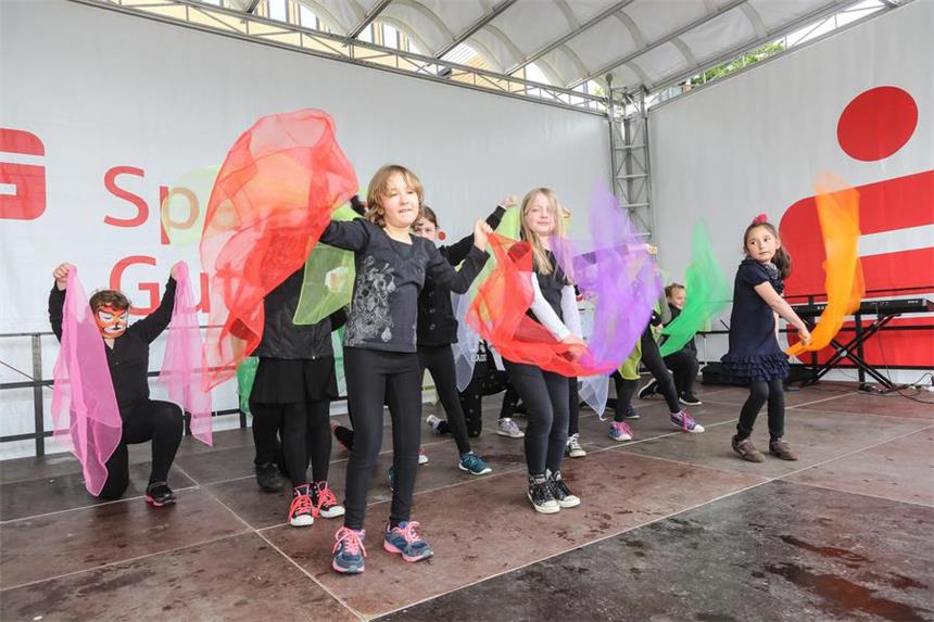 Ein Fest für alle Generationen und Kulturen Auch Kinder der umliegenden Schulen gestalteten das Programm.