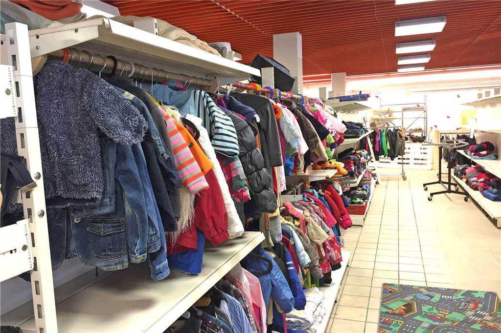 Flüchtlingshilfe eröffnet ihr neues Zuhause im ehemaligen Rewe Auch Kinderkleidung gibt es reichlich.