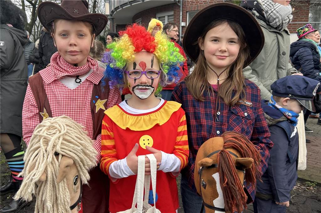 Werne im Ausnahmezustand: So verlief der Höhepunkt der Narrenzeit Kleine verkleidete Kinder beim Rosenmontagsumzug in Werne.