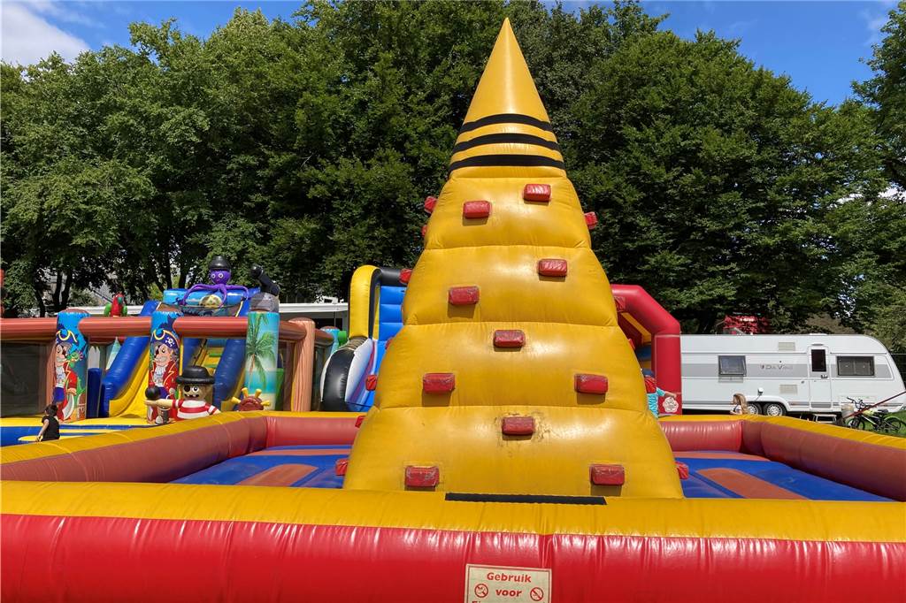 Schausteller tourt mit Hüpfburgen-Park durch Dortmund Auch klettern können die Kids im Hüpfburgenpark.