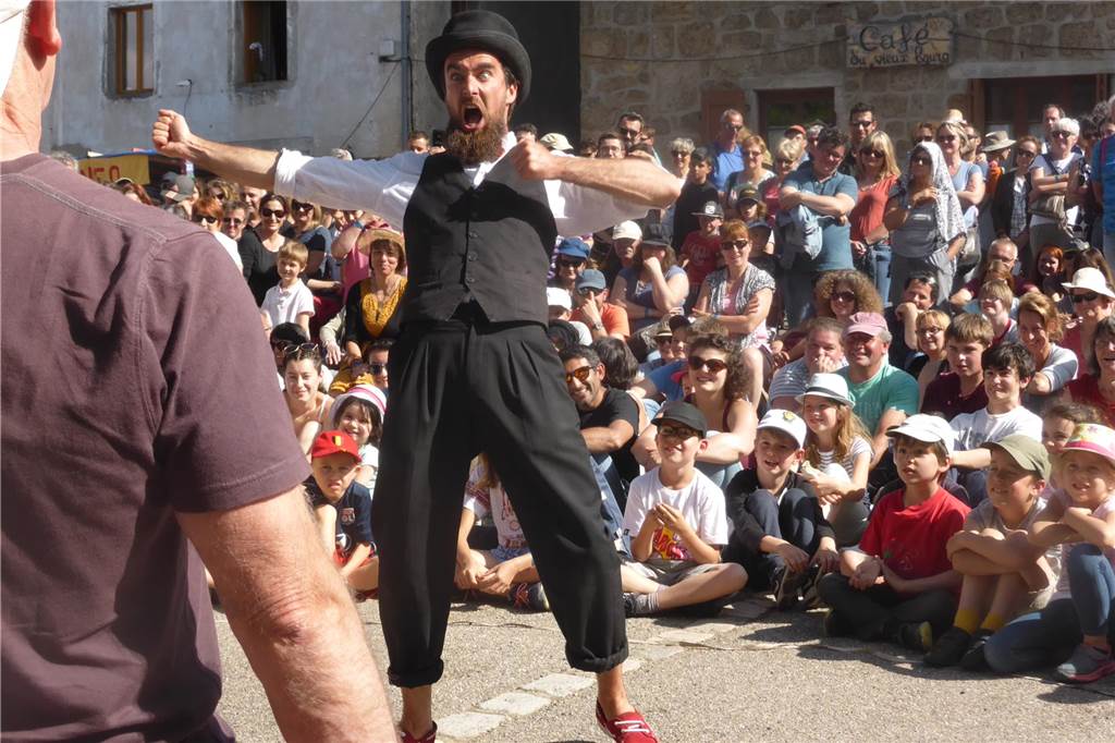 Straßenfestival in Werne 2024: Alle Infos auf einen Blick Ein Mann klopft sich auf die Brust.