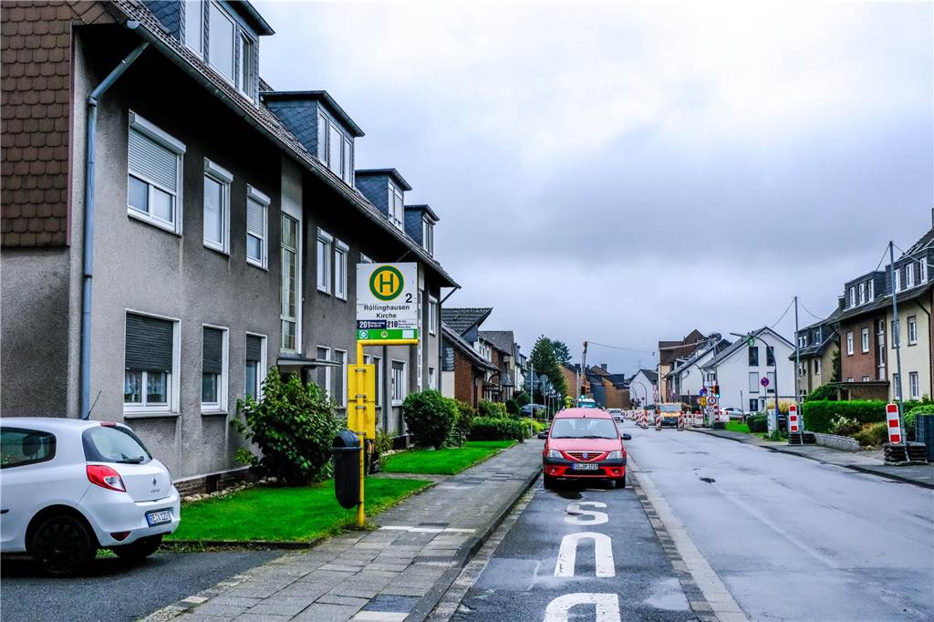Bushaltestelle Röllinghausen Kirche an der Winnlohstraße in Recklinghausen.