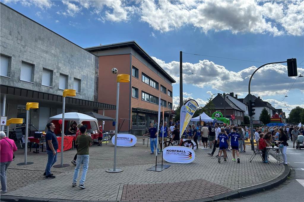 Perfektes Wetter zum Abschluss von „Ickern Feste Feiern“ am Sonntag Der Stand von Korfball Deutschland neben dem vom TuS Ickern Handball.