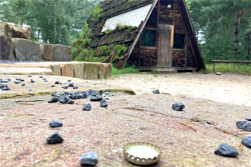 Müll im Rombergpark: „Sich ärgern bringt ja nichts, also sammle ich“ Ein Kronkorken vor der Moorkate - außerdem finden sich auch hier jede Menge Zigarettenstummel