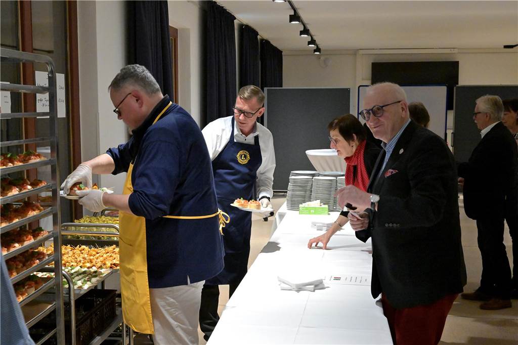 Verdi, Puccini und Bocelli sorgen für Jubelstürme im Bürgerhaus Auch kulinarisch gab der Abend einiges her: Der Lions Club hatte viele Köstlichkeiten der italienischen Küche vorbereitet.