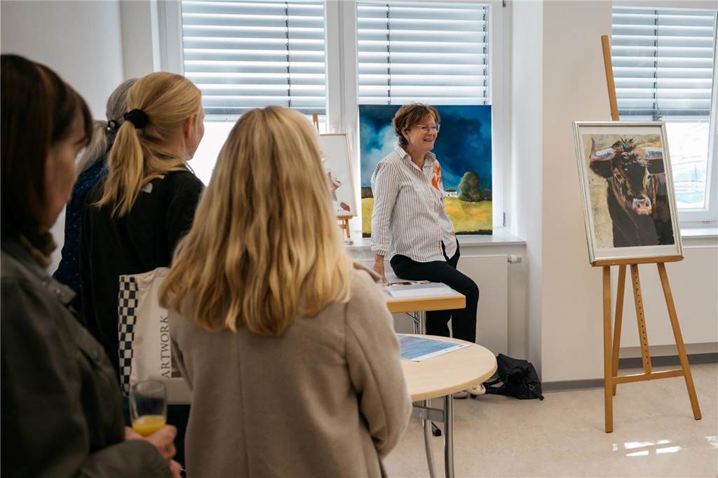 Auch Kunst und Kreativität sollen ihren Platz im Begegnungszentrum Merklinde finden. Frauke Otto (im Bild) und Marianne Höber betreuen den „Kunstkurs für alle“.