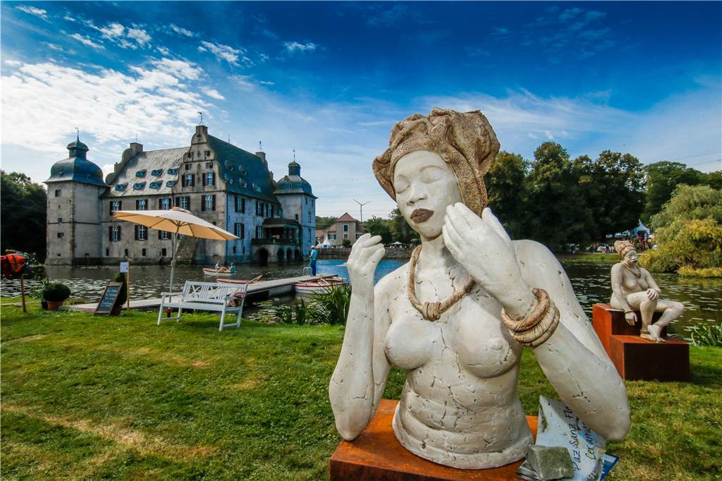 Schloss Bodelschwingh lädt zur „Gartenflair“ mit Coronaschutz Auch Kunst und Kunsthandwerk gehört zum Angebot im Schlosspark.