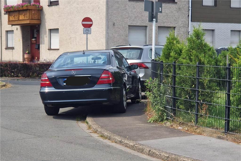 Freibad Hardenberg: Große Mehrheit ignoriert die Einbahnstraßenregelung Ein Audi parkt eine Kurve in der Siedlung rund ums Freibad Deusen zu.
