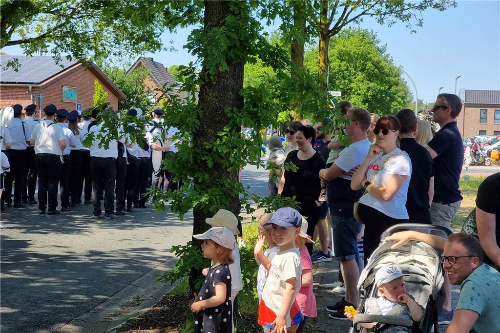 Auch kurz vor dem Zieleinlauf waren jede Menge Schaulustige an der Straße.