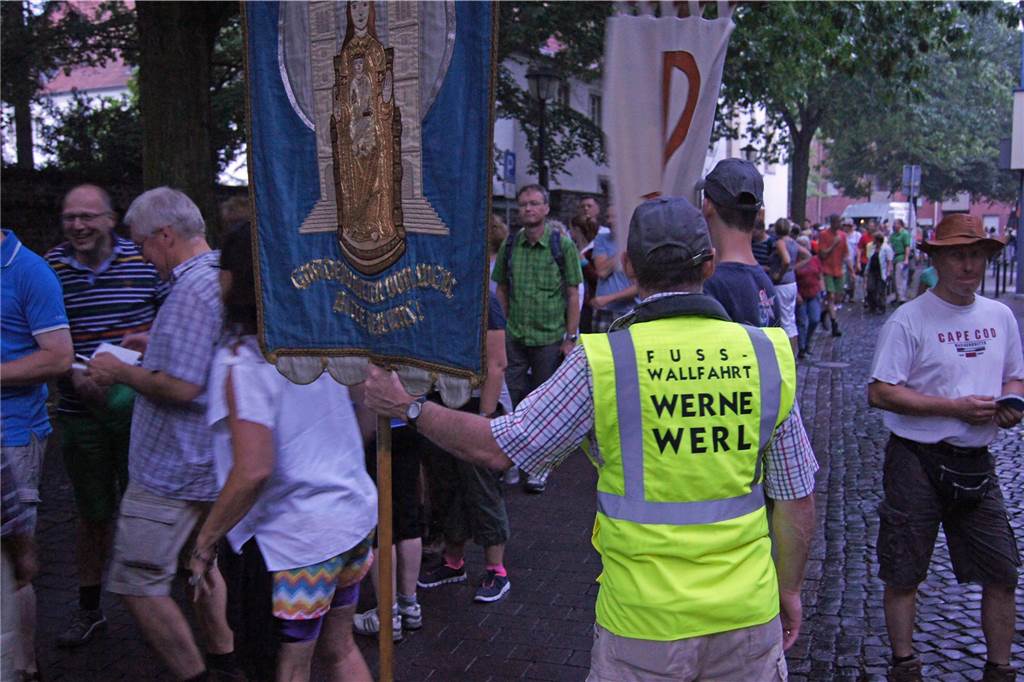 Für mutige Kurzentschlossene - Wallfahrt Werne-Werl startet Samstag ganz früh Eine Gruppe Menschen auf einer Fußwallfahrt.