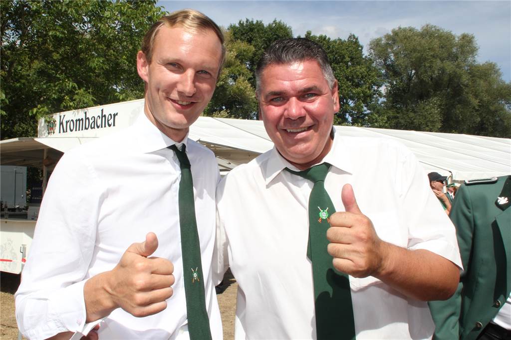 Mit dem 325. Schuss: Alexander Zolda ist der neue König in Selm Auch Landrat Mario Löhr (r.) schoss bis zum Schluss auf den Vogel.