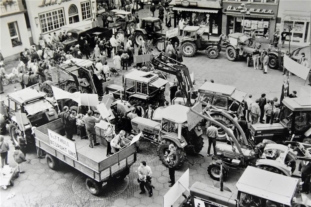 Auch Landwirte fuhren zu dieser Zeit auf den Marktplatz, um gemeinsam mit der Bürgerinitiative Stellung gegen die Restmülldeponie zu beziehen. Mit Erfolg: 1995 wurden die Planungen eingestellt und stattdessen ein circa. 25 Hektar großes Naturschutzgebiet eingerichtet.