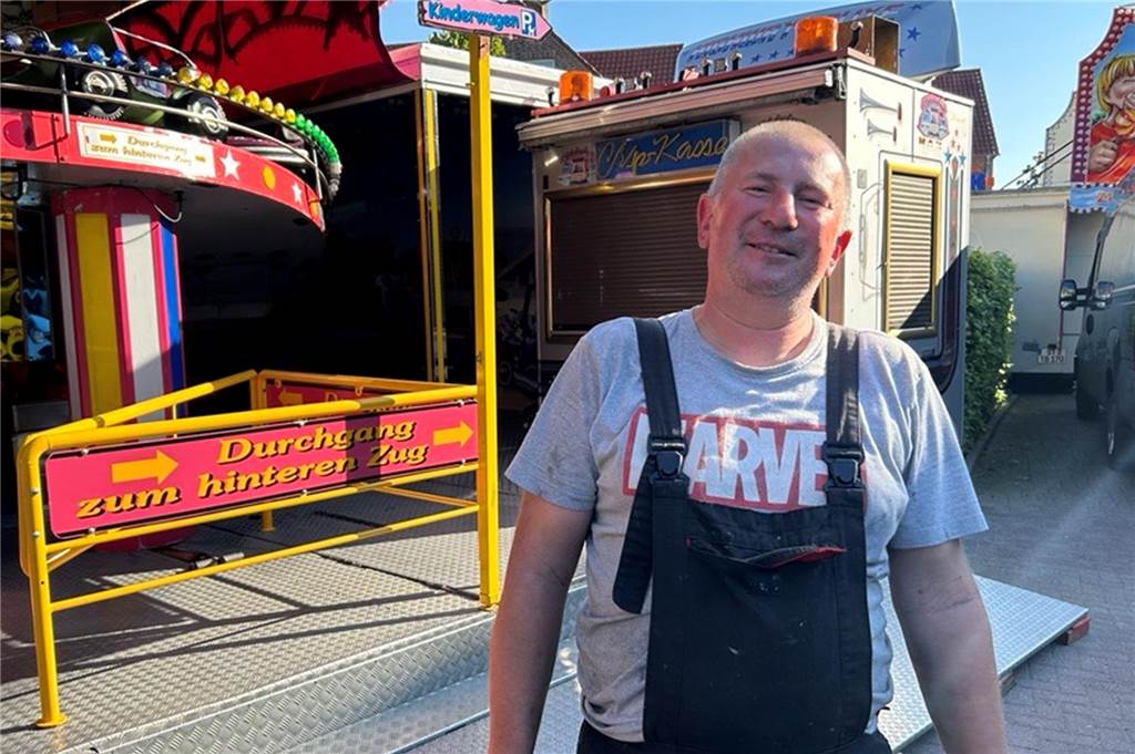 Highway Rallye steht seit 30 Jahren auf der Vredener Kirmes Auch Lars Langenscheidts Mitarbeiter Tomek ist schon seit Jahren auf der Vredener Kirmes mit dabei und kümmert sich um den Aufbau der "Highway Rallye".
