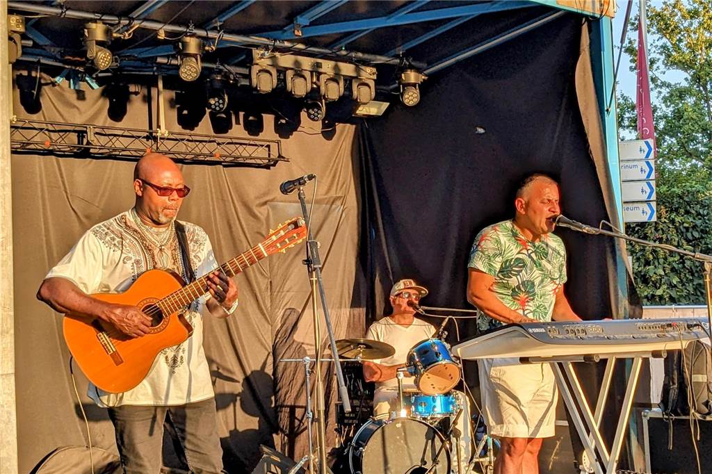 Karibisches Flair lockte viele Besucher in die Dorstener Innenstadt Auch lateinamerikanische Live-Musik wurde geboten.
