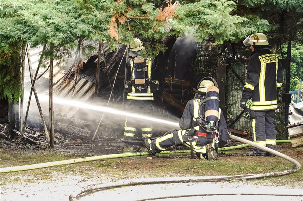 Das ist die lange Anklageschrift gegen den mutmaßlichen Brandstifter Auch Laubenbrände, wie hier an der Machariusstraße in Kirchlinde, wirft die Staatsanwaltschaft dem 34-jährigen Dortmunder vor.