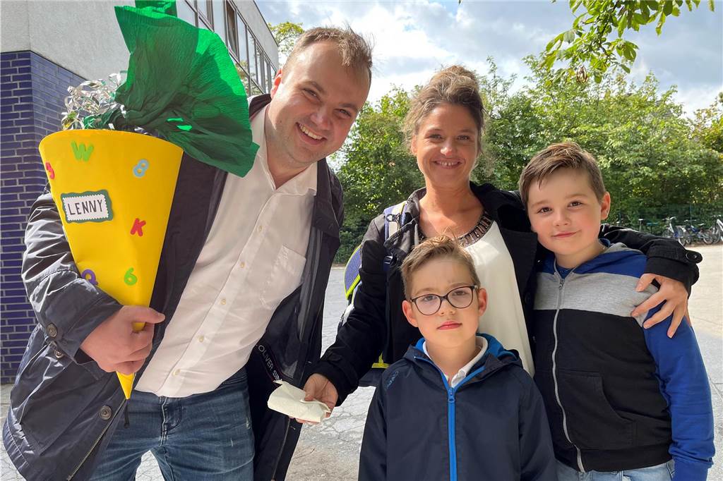 Auch Lenny hat mit seinem Bruder Lukas schon ein älteres Geschwisterkind auf der Leoschule. Zusammen mit ihren Eltern Yvonne und Peter Urbanczyk feierten sie am Dienstag die Einschulung.