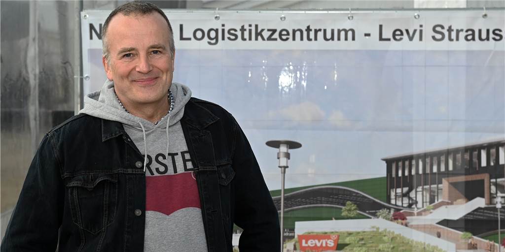 Im Video: Levi‘s-Baustelle in Dorsten macht Fortschritte - gute Nachricht für die Nachbarn Auch Levi's-Projektmanager Torsten Müller freut sich über die Fortschritte an der Baustelle in Dorsten. Im Frühjahr 2024 soll das Distributionszentrum im Industriegebiet Große Heide fertig sein.