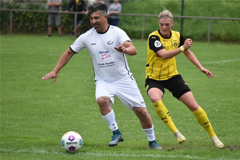 BVB-Frauen besiegen Kreisauswahl: Auch Lottogewinner Chico bringt nicht die Wende Auch Lottogewinner Chico spielte ein paar Minuten für die Frauen-Kreisauswahl.