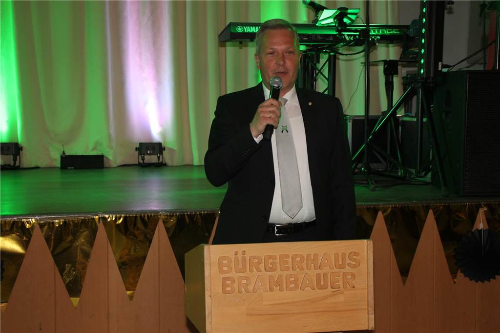 Lünens Bürgermeister Jürgen Kleine-Frauns hält eine Rede beim Königsball.