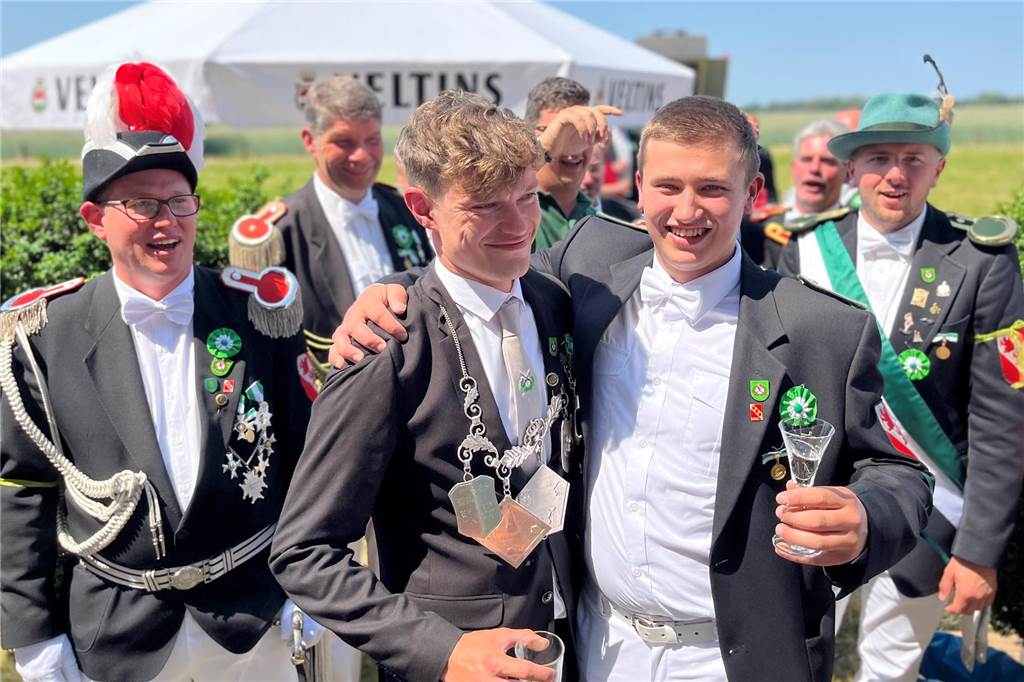 Schützenfest in Erle 2023: Lukas Grewing (27) ist neuer König Auch Lukas Grewings Kontrahent Tim Schleking freute sich mit dem neuen Schützenkönig in Erle.