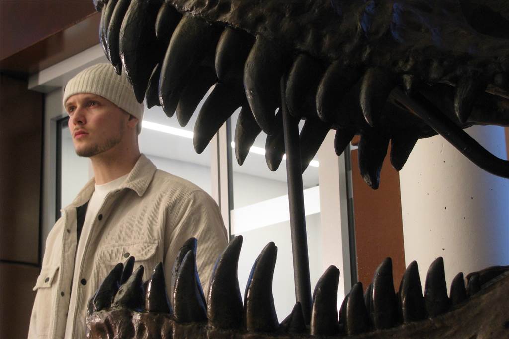 Dreharbeiten mit Dinos und Kanus: Lüner Ralf Möllenhoff setzt auf Horror Auch Luke Romero Möllenhoff, der Sohn des Regisseurs, wirkt wieder mit. Hier bei den Dreharbeiten im Naturmuseum in Dortmund.