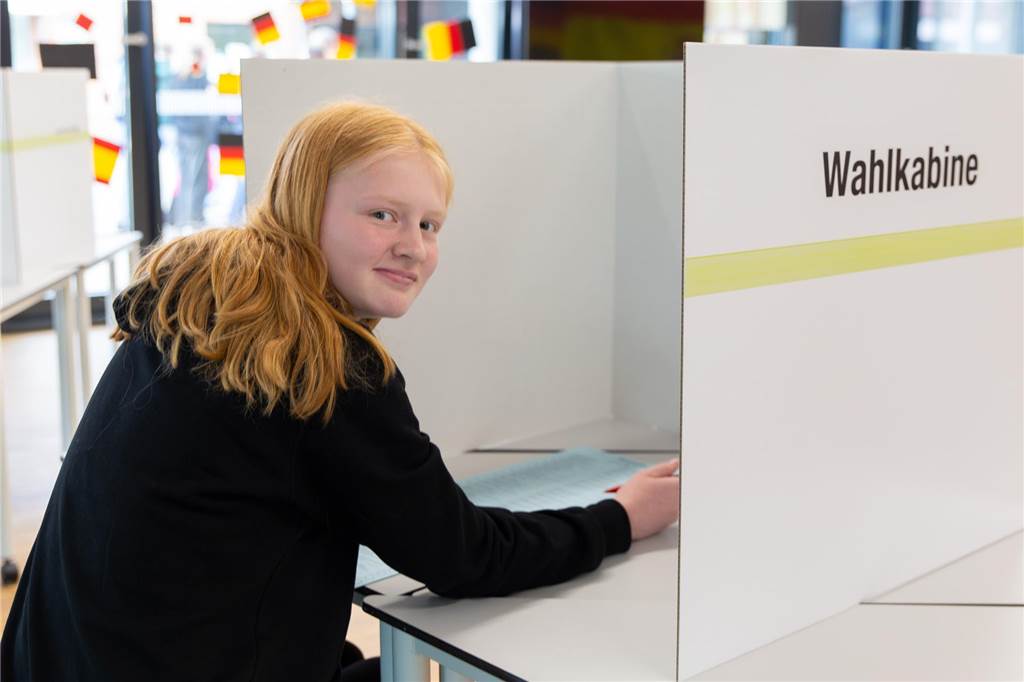 Juniorwahlen an der Sekundarschule: Demokratie erleben und verstehen Auch Maria aus der Klasse 7b gab am Mittwochmorgen ihre Stimme im Rahmen der Juniorwahl für Europa ab.