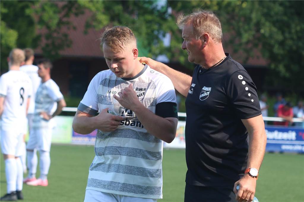 Trainerteam dreht bei Verlängerung den Spieß um Michael Krajczy coacht einen Spieler des SuS Olfen.