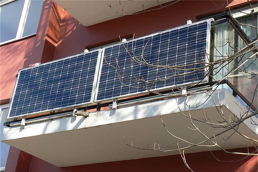 So nutzen Sie möglichst viel grünen Strom zu Hause An einem Mit einem so genannten Balkonkraftwerk erzeugen auch Mieter Solarstrom.