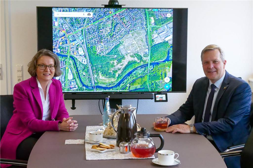Ex-Steag-Fläche: Warten auf den nächste Schritt zum neuen Gewerbegebiet Auch Ministerin Ina Scharrenbach (das Archivbild zeigt sie im Gespräch mit Lünens Bürgermeister Jürgen Kleine-Frauns) zeigt Interesse an der Gestaltung der Steag-Fläche, die über Lünen hinaus Bedeutung hat.