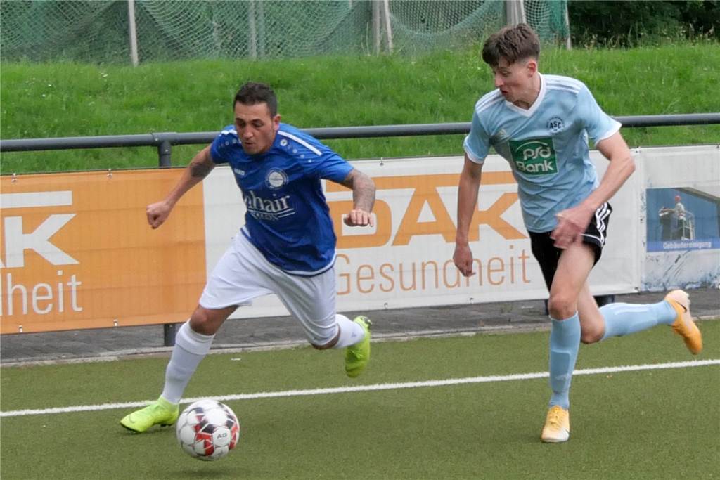 Der nächste Aufsteiger verlässt den VfL Kamen - in Richtung SG Gahmen Auch mit 38 Jahren immer noch äußerst engagiert beim Sturmlauf: Murat Büyükdere (l.).