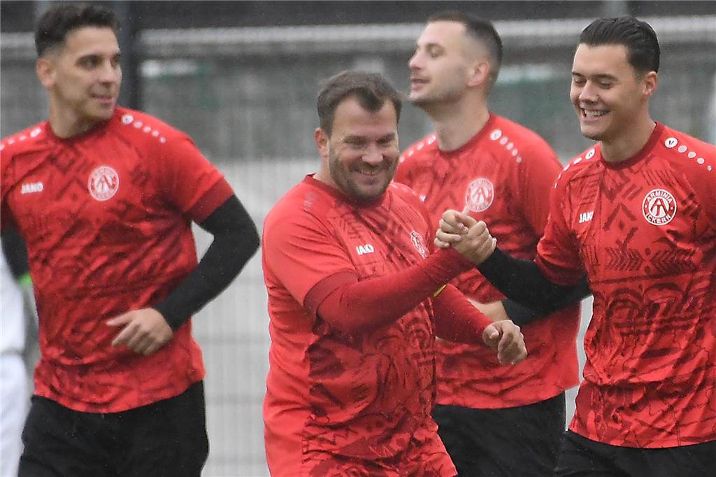 Marc Olschewski fliegt „komplett unnötig“ vom Platz: Sperre für wichtiges Spitzenspiel Auch mit 41 Jahren zählt Marc Olschewski (M) ohne Zweifel noch zu einem der besten Spieler der Kreisliga B Herne/Castrop-Rauxel.
