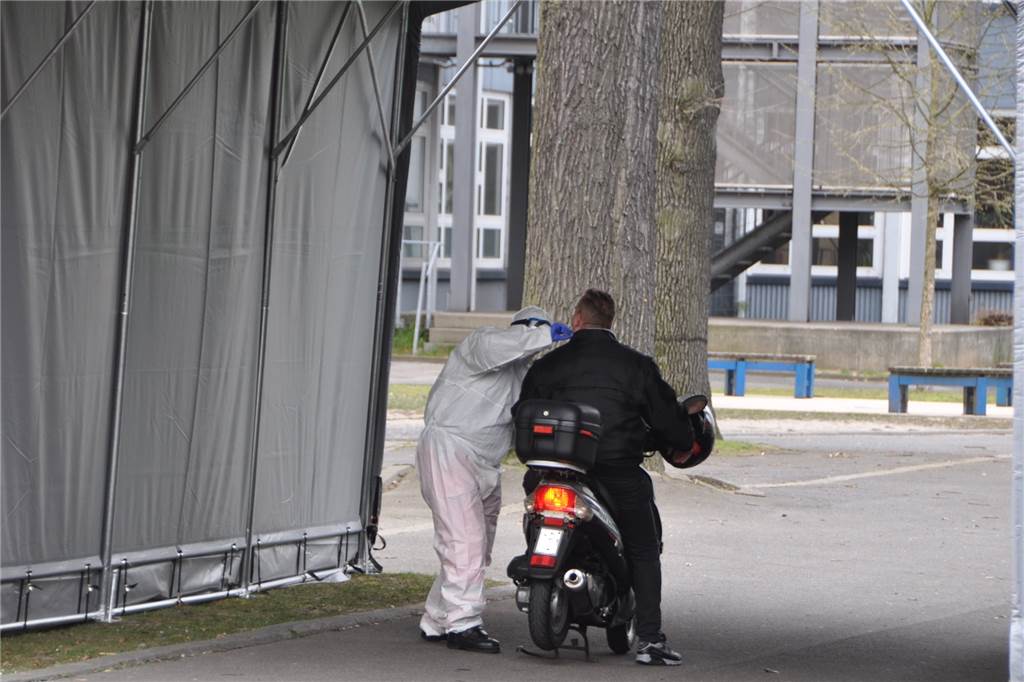 Mit Video: So laufen Corona-Tests am Beruskolleg in Castrop-Rauxel Auch mit dem Roller ist es möglich, am Berufskolleg in Castrop-Rauxel einen mobilen „Coronavirus-Schnelltest“ machen zu lassen.