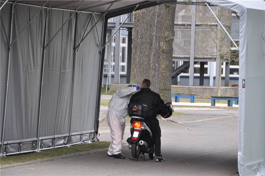 Corona-Krise: Neues Schnelltest-Zentrum wird wieder abgeschafft Auch mit dem Roller war es möglich, am Berufskolleg Castrop-Rauxel einen Abstrich machen zu lassen.