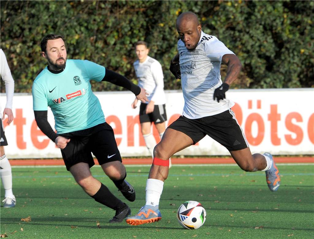 Christian Manza bringt den SC Hennen voran: Priorität des Trainers liegt nicht auf dem Aufstieg Kingsley Nweke für den SC Hennen am Ball.