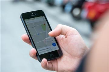 Auch mit der Smartphone-App von Google Maps lassen sich Entfernungen per Luftline schnell messen. Foto: Andrea Warnecke