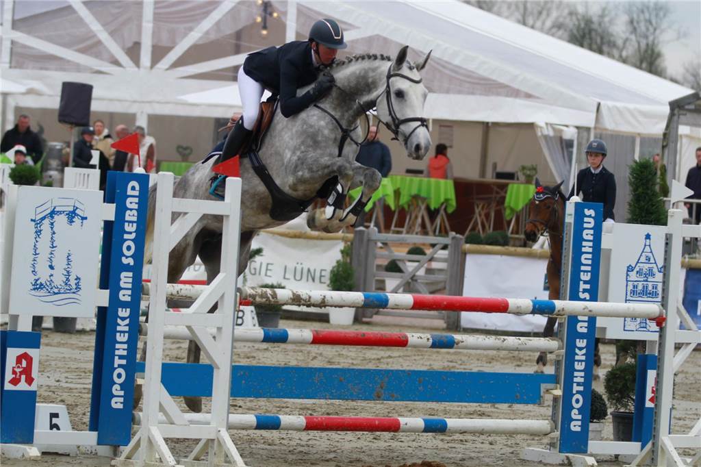 Britta Wittenbrink bei Lenklar doppelt in einer Prüfung erfolgreich: Viele Werner auf dem Podest Britta Wittenbrink springt mit Hicksteads Heidi über ein Hindernis