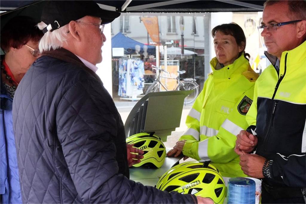 Radfahrer in Dorsten verunglücken häufiger: Verletztenzahl gestiegen Auch mit Info-Ständen - wie hier beim letztjährigen Aktionstag zum Auftakt des Stadtradelns auf dem Dorstener Marktplatz - will die Polizei wieder zum Thema Radverkehrssicherheit aufmerksam machen.