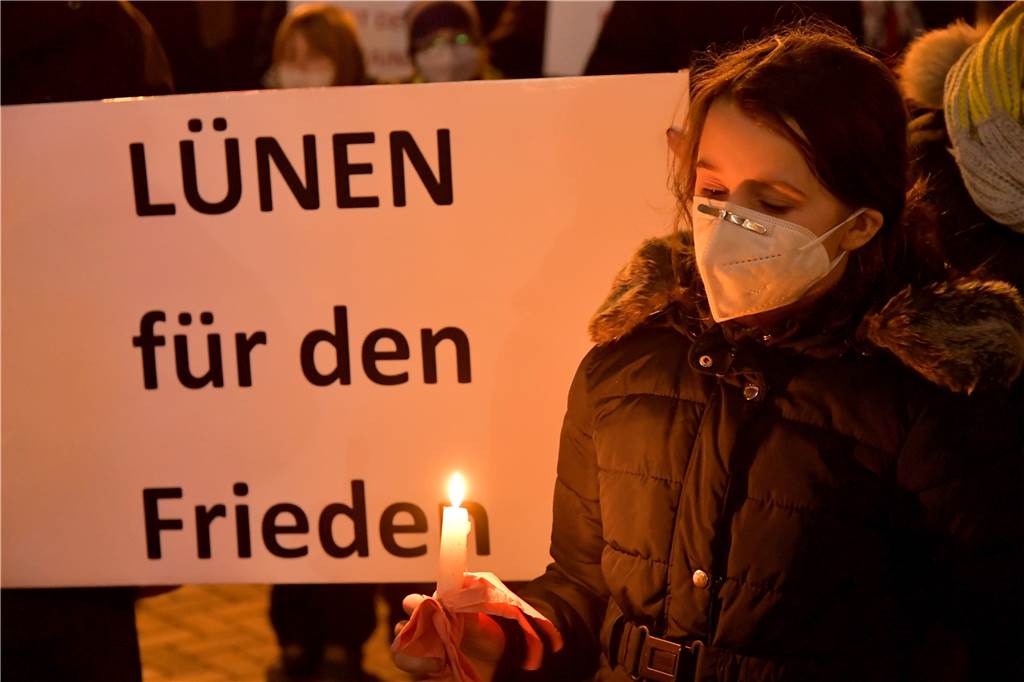 Friedens-Demo in Lünen: Putins Krieg, Solidarität und Hilfsangebote Auch mit Kerzen und Plakaten demonstrierten die Teilnehmer ihre Solidarität für die Ukraine.