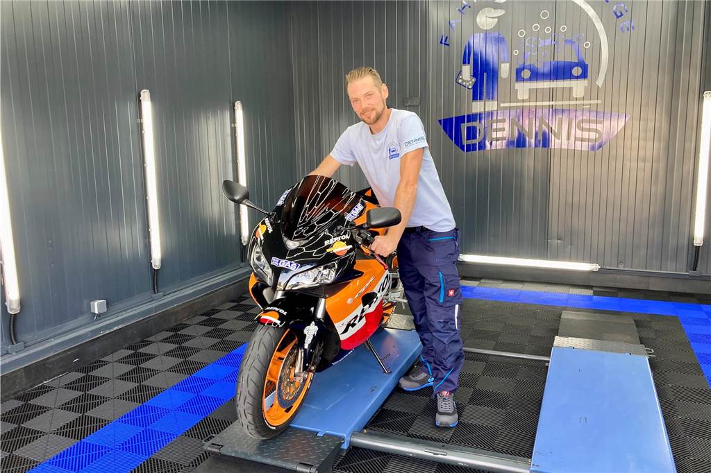 Neue Autoaufbereitung: Dennis Kuhlmey (34) macht sein Hobby zum Beruf Dennis Kuhlmey mit seiner Honda auf der Bühne.