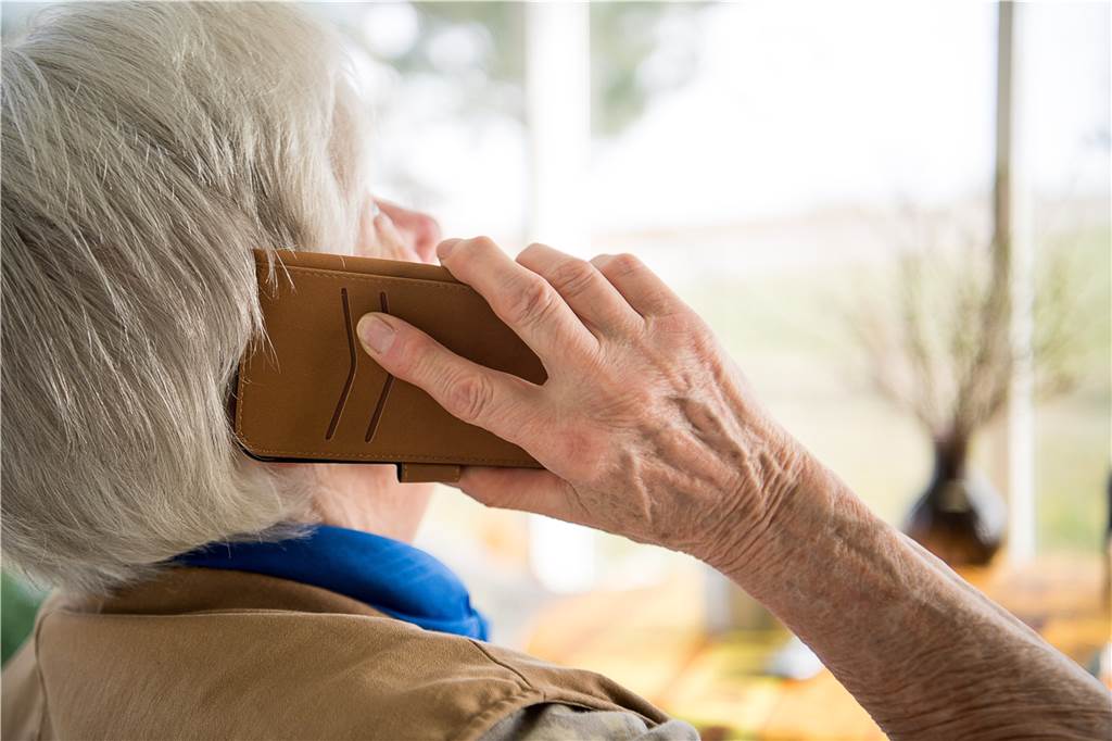 Lünerin (80) fiel auf Enkeltrick rein: „Ich war tagelang wie gelähmt“ Auch mit Telefonaten versuchen die Betrüger, vor allem Senioren um ihr Erspartes oder um Schmuck zu bringen. Die Polizei rät: Übergeben Sie niemals wildfremden Leuten Geld oder Wertgegenstände.