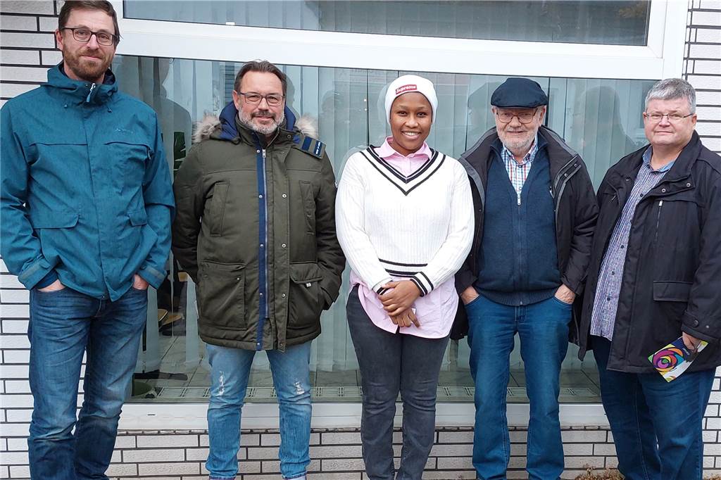 Scharnhorster Verein hilft Migrantinnen bei Eingewöhnung Auch Mitglieder der Bezirksvertretung Scharnhorst ließen von Mariama Sow den Zweck ihres Vereins erklären (v.l.): Marc Schmitt-Weigand (Die Grünen), Bezirksbürgermeister Werner Gollnick, Herbert Niehage (SPD) und Jürgen Focke (CDU)