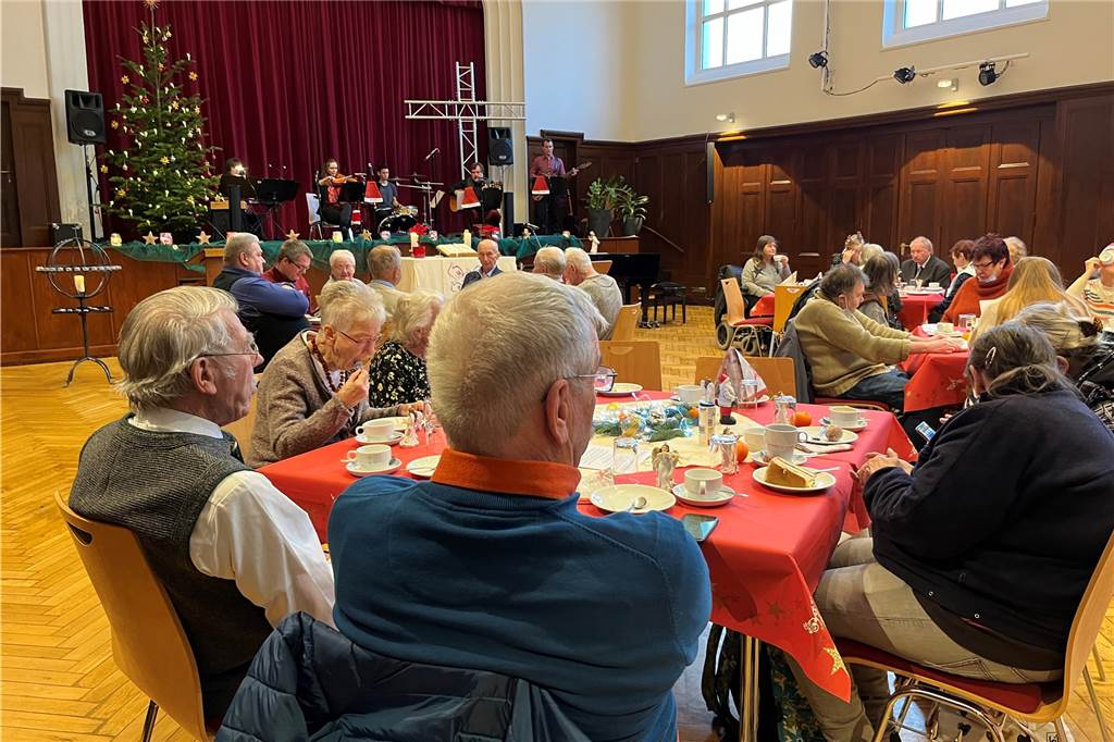 Weihnachten im Wichernhaus: Große Freude nach zwei Jahren Pause Eine Tischgruppe bei der Weihnachtsfeier im Wichernhaus 2022.